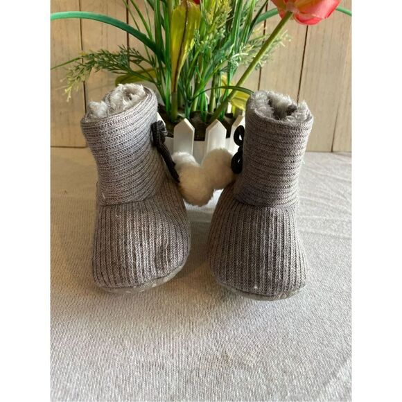 Gray Toddler Booties with Pom Poms Size 3.5 NWOT - Picture 6 of 9